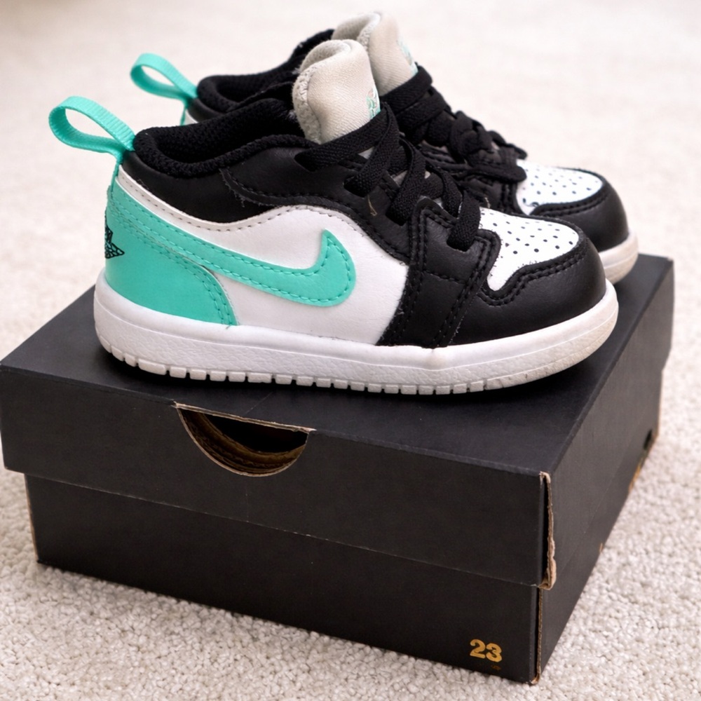 Nike Kids Black and Turquoise Sneakers